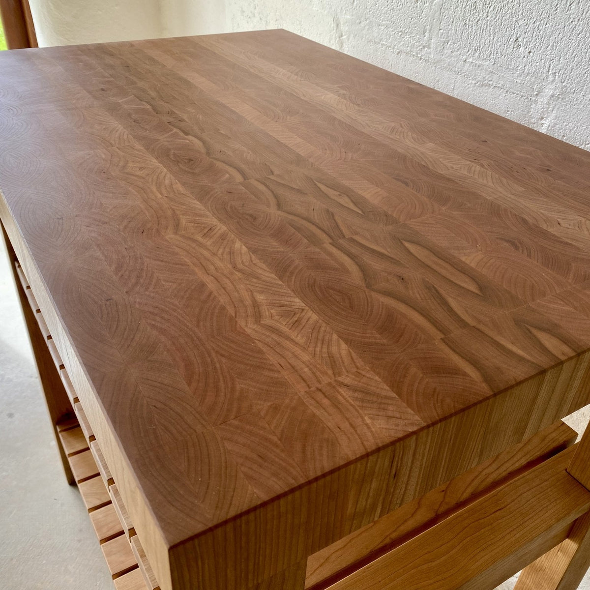 Close up of American cherry end grain top surface showing rich grain pattern and 70mm thickness – East Wood Design