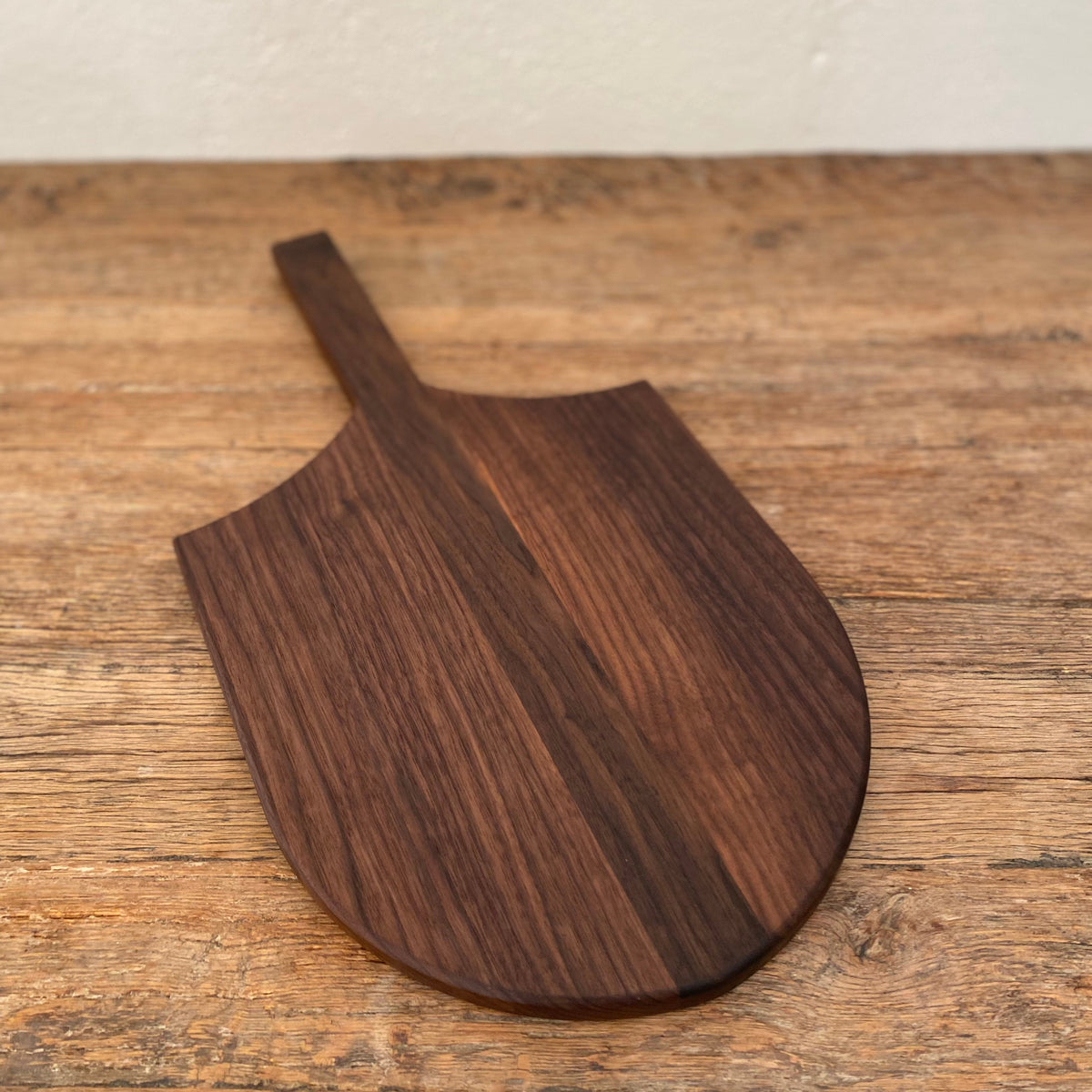 The Ray Board in American Black Walnut – overhead view showing sting ray shaped board and handle